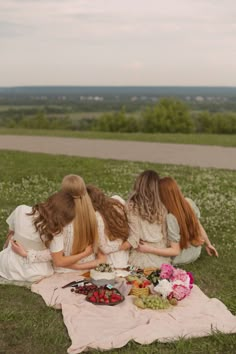 Fairy Picnic Photoshoot, Spring Friend Photoshoot, Cottagecore Group Photoshoot, Group Picnic Photoshoot, Spring Best Friend Photoshoot, Friends Photoshoot Ideas Group, Picknick Photoshoot, Friendgroup Photoshoot, Friends Picnic Photoshoot