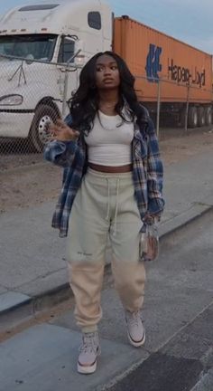 Outfit Ideas Old School, Baggy Outfits Black Women, Flannel 90s Outfit, Girly Baggy Outfits, Long Flannel Outfit, Outfits With Flannel Shirts, Outfits From The 90s Hip Hop Baddie, Baggy 90s Outfit Aaliyah, Baggy Fits Black Women