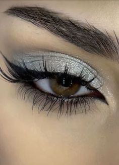 Makeup With Black Sparkly Dress, Black N Silver Makeup, Silver Eye Makeup Blue Eyes, Simple Black And Silver Makeup, Eye Makeup Silver Dress, Sliver Eyeshadow Prom, Makeup Look For Grey Dress, White Silver Eye Makeup, Light Blue Silver Makeup