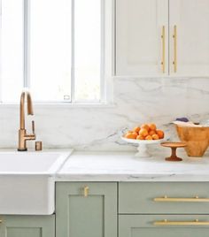 Enhancing Beauty: Choosing Hardware for Sea Salt Cabinets - The Compact Kitchen Dapur Ikea, Farrow And Ball Kitchen, White Marble Kitchen, Kitchen Ikea, Kabinet Dapur, Herringbone Backsplash, English Kitchens, Kitchen Colour Schemes, Classic Kitchen