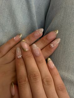 summer nails, my nails, summer design nails, gold nail Classy Hoco Nails, Gold Detail Nails Almond, Almond Nails With Gold Accent, Simple Nails With Gold Accent, Gold Pattern Nails, Celebrity Nail Art, Neutral Nails With Gold Design, Nails Back To School 2024, Gold Nails Natural