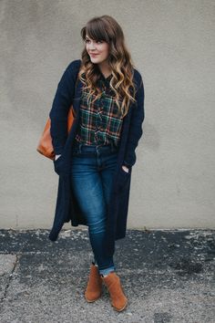 Navy Cardigan Outfit, Women Boyfriend Jeans, Plaid Shirt Outfits, Booties Outfit, Flannel Outfits, Cardigan Outfit, Coffee Run, Boating Outfit, Cardigan Outfits