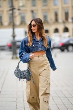 12 jean jacket looks—and exactly how to style them. Upcoming Fashion Trends, How To Style Cargo Pants, Cargo Outfit, Winter Pants Outfit, Cargo Pants Outfit, Short Women, Women Cargos, Cargo Pants Women