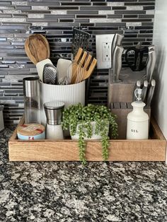 7 veraltete Dekorationstrendsdie Sie 2022 vermeiden sollten (und was Sie stattdessen versuchen sollten)Es ist raus mit dem Alten und rein mit dem NeuenLassen Sie nicht zudass diese Wohntrends... Kitchen Counter Decor, Small Kitchen Decor, Counter Decor, Casa Vintage, In Front Of House, Apartment Decor Inspiration, Front Of House