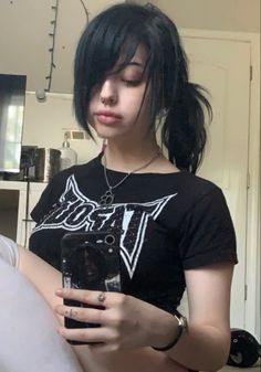 Layer Hairstyle With Bangs, Alt Side Part Hair, Trashy Y2k Haircut, Alt Hair Aesthetic, Emo Y2k Hair, Emo Side Bangs With Long Hair, Partially Dyed Hair Ideas, Alt Side Bangs, Emo Side Part