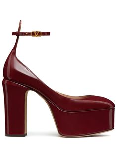 Vermelho, couro, acabamento envernizado, bico arredondado, detalhe VLogo, fechamento por tira com fivela no tornozelo, plataforma e salto alto bloco. Fame Dr, Perfect Date, Platform Pumps, Valentino Garavani, Red Leather, Calf Leather, Block Heels, Ankle Strap, Saint Laurent