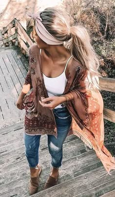 In mijn ogen een echte boho style, vooral in combi met de haarband, erg leuk! 2023 Summer Hairstyles For Women, Closet Capsule, Minimal Closet, Looks Hippie, Crazy Fashion, Total Girl, Look Boho Chic, Womens Outfits, Kimono Outfit