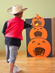 bean bag toss - an animal or smiling face would work as well... Easy Halloween Games, Strašidelný Halloween, Pumpkin Patch Party, Dekorasi Halloween, Fun Halloween Games, Halloween Infantil