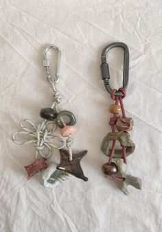 Carabiner Keychain Aesthetic, Keychain Trinkets, Keychain Aesthetic Ideas, Ceramic Trinkets, Ceramic Keychain, Homemade Keychain, Aesthetic Charms, Key Chains Diy, Diy Bag Charm