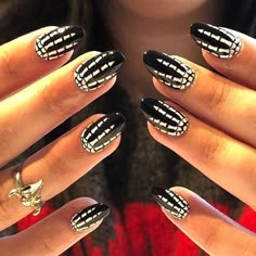 Fictional Monsters, Nails Grunge, Nail Design Glitter, Cute Halloween Nails, Vampire Fangs, Men Tattoos