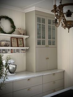 Kök lantligt beige Grey Ikea Kitchen, Cup Cabinet, Bungalow Kitchen, Country House Interior, Beige Kitchen, Cabin Kitchens, Kitchen Room Design, Kitchen Plans, Apartment Kitchen