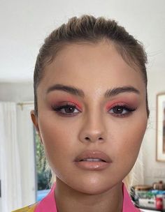 Makeup Ideas Pop Of Color, Simple But Bold Makeup, Pink Pop Of Color Makeup, Fun Eye Makeup For Brown Eyes, Uplifting Eye Makeup, Fun Summer Makeup Looks, Brown Eyes Pink Eyeshadow, Colorful Makeup For Brown Eyes, Berry Eyeshadow Looks