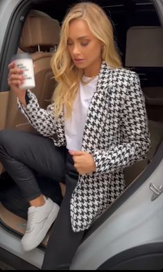 Office Outfits With Sneakers, Black And White Blazer Outfit, Casual Office Outfits, White Jacket Outfit, Outfits With Sneakers, Tweed Jacket Outfit, White Blazer Outfits, Workplace Fashion, Blazer Outfits Casual