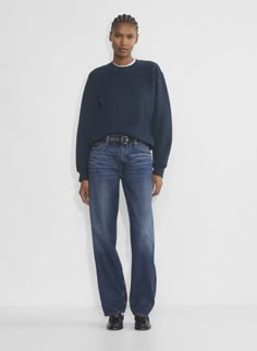 The Levi's Baggy Dad Jean is a relaxed-fit dad jeans. These are ’90s-inspired Levi’s Premium® jeans with a mid rise, straight leg and a relaxed fit. They’re made with non-stretch cotton denim. This version comes in a light indigo wash with a worn-in look. Baggy Jeans Outfit 90s Women, Mens Jeans On Women, Baggy Jeans Outfit 90s, Vintage Black Jeans, Baggy Jeans Outfit, Outfit 90s, Dad Jeans, Blouse Jeans, Xmas List