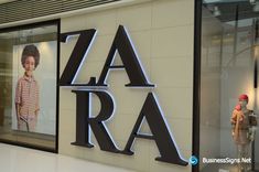 a window display with mannequins in front of it and a sign that says zara