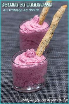 two small cups filled with food on top of a blue table cloth and text overlay that reads mousse de bettierave au fromage de cherre