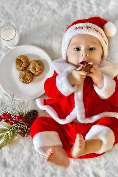 Santa Claus Baby Photoshoot, Christmas Picture Ideas Baby, Photography At Home Ideas, White Fluffy Blanket, Christmas Baby Photoshoot Ideas, Baby Pictures Ideas, Christmas Baby Photoshoot, Holiday Baby Pictures, Baby Santa Claus