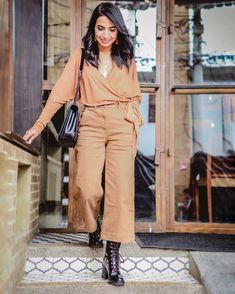 12 Ways To Wear Combat Boots: You'll Fall In Love - The Mom Edit Wide Leg Cropped Pants With Boots, Boot Outfits Fall, Combat Boot Outfits Fall, Outfits Fall Plus Size, Wide Leg Pants With Boots, Cropped Pants With Boots