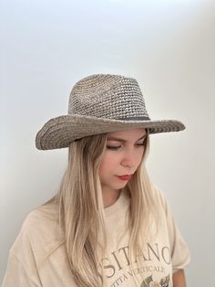 This Raffia Straw Panama Hat is a stylish and durable addition to any wardrobe. Made from pliable raffia straw, this hat is designed with comfort and fashion in mind. The S M L XL sizing ensures that it is adjustable and suitable for everyone. Leather Beret, Straw Panama Hat, Knit Beret, Personalized Hats, Hat Beret, News Boy Hat, Cloche Hat, Beret Hat, Wide Brimmed Hats