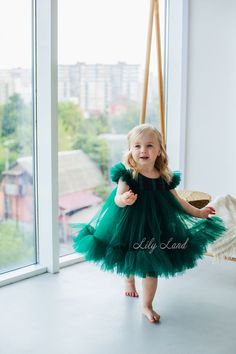 Welcome to our children's fashion store, where we are delighted to present our enchanting new children's tulle dress! This unique dress is perfect for the most important children's events and celebrations. Below the Knee Length: This dress is designed to make little princesses feel special. The below the knee length adds elegance and allows little ones to move freely and dance at parties and festivities. Checkered Top: The combination of tulle with a checkered top creates a stylish and unique look. The checkered pattern adds a playful touch and classic elegance at the same time. Puffy Tulle Wing Sleeves: This feature will give your little girl a truly fairy-like appearance. Wing-style sleeves add volume and childlike delicacy. They will surely delight your daughter and make her outfit uniq Christmas Dress For Baby Girl, Birthday Dress Short, Christmas Dress For Baby, Baby Christmas Photoshoot, Green Plaid Christmas, Plaid Christmas Dress, Gown Birthday, Baby Birthday Dress, Toddler Christmas Dress