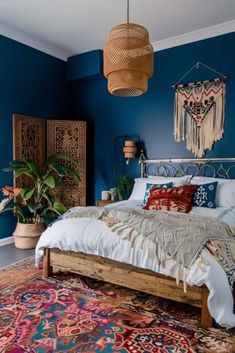 Renueva tu dormitorio con estas ideas de decoración boho elegantes y acogedoras. Encuentra inspiración en colores naturales y texturas suaves. ¡Haz clic para ver más! Bright Blue Bedroom Walls, Bedroom Ideas Wood Bed, Blue Wood Bedroom, Boho Blue Bedroom, Red Boho Bedroom, Dark Boho Bedroom Ideas