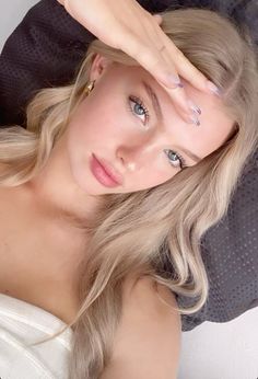 Blonde With Grey Eyes, Natural Makeup Blonde Green Eyes, Best Hair Colour For Pale Skin Blue Eyes, Platinum Blonde Hair Pale Skin Blue Eyes, Fair Skin Makeup Blonde, Makeup For Blonde Hair Blue Eyes, Blonde Hair Blue Eyes Aesthetic, Blonde Blue Eyes Girl, Beautiful Blonde With Blue Eyes