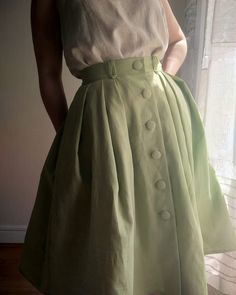 Une jolie jupe midi à gros plis très vintage. La jupe se ferme sur le devant avec des boutons recouvert dans le même tissu. Elle n'est pas doublée, et évidement, elle possède des poches ;) ! Modèle unique et fait main. Pensez à bien vous mesurez avant de commander. Les mesures peuvent varier de 1 à 2 cm. Et surtout n'oubliez pas que vous avez besoin de quelques cm en plus pour être à l'aise dans votre vêtement ;) Mensurations: Longueur : 62 cm Longueur totale: 66 cm Tour de taille: 72 cm 100 % l Fitted A-line Bottoms With Buttons, A-line Fitted Bottoms With Buttons, Fitted Vintage Fashion Skirt For Spring, Fitted Skirt For Spring Vintage Fashion, Spring Vintage Fashion Fitted Skirt, Classic Cotton Skirt With Button Closure, Vintage Fitted Flared Pleated Skirt, Fitted Pleated Skirt With Buttons For Spring, Classic Button-up Spring Skirt