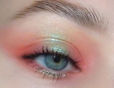 Eye Makeup For Light Blue Eyes, Light Makeup For Blue Eyes, Purple Highlight Makeup, Pale Green Eyeshadow, Everyday Colorful Eyeshadow, Soft Mermaid Makeup, Green Highlighter Makeup, Simple Cute Eye Makeup, Ethereal Prom Makeup