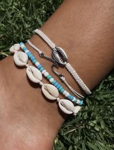 Beachy Jewelry Surfgirl, Summer Anklets Aesthetic, Obx Bracelets Ideas, Surfer Jewelry Boho, Surfer Girl Jewelry, Beachy Jewellery, Beachy Anklets, Summer Jewelry Beach, Beachy Bracelets