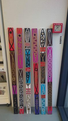 some skis are lined up against the wall and ready to be used as decorations