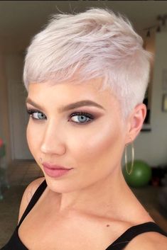 Pixie Cut: 170+ Ideas to Try in 2022 - Love Hairstyles Pixie Haircut For Women, Short Pixie Hairstyles, Hairstyles Blonde, Pixie Cut With Bangs, Blonde Pixie Hair, Very Short Haircuts, Short Blonde Haircuts, Super Short Hair