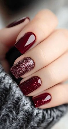 Garnet Color Nails, Fall Nail Colors With Glitter, Christmas Color Nail Ideas, Burgundy Christmas Nail Designs, Fall To Christmas Transition Nails, Classy Christmas Gel Nails, Dip Powder Fall Nails Ideas, Magnetic Nail Polish Ideas, Fall To Christmas Nails