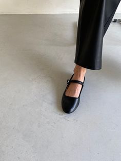 Mary Jane Shoes 2022, Ballet Flat With Strap, Mary Janes Ballet Flats, T Strap Mary Janes, Ballet Flats With Straps, Black Flat Shoes Outfit, Ballet Flats 2022, Mary Jane Outfit Ideas, Black Flats Outfit