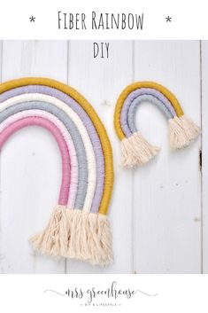 a rainbow wall hanging made out of yarn and tassels with text overlay that reads, fiber rainbow diy