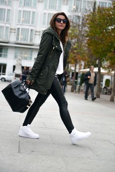 parka: Buylevard suéter: Suiteblanco pantalones Suiteblanco zapatillas de deporte: Nike Air Force bolsa: Givenchy Antígona gafas de sol: Styligion Parka Outfits, Outfits With Air Force Ones, Outfits With Jordan 1s Fashion Styles, Lederhosen Outfit, Alexandra Pereira, Parka Jacket Women, Neue Outfits, Outfit Jeans