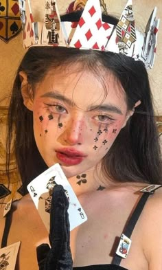 easy halloween makeup: queen of heart Queen Of Hearts Halloween Costume, Queen Of Hearts Halloween, Queen Of Hearts Makeup, Halloweenský Makeup, Heart Costume, Queen Of Hearts Costume, Halloween Makeup Pretty, Halloween Makeup Inspiration