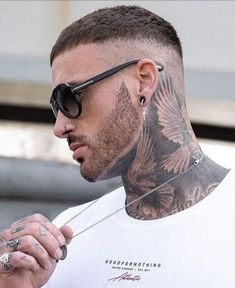 Macho Moda - Blog de Moda Masculina: AUTOESTIMA: 3 SEGREDOS DE ESTILO que podem AUMENTAR a Autoestima do Homem Edgar Haircut, Buzz Cut For Men, Male Haircuts Curly, Edgars Haircut, Gents Hair Style, Asian Men Hairstyle, Cool Mens Haircuts