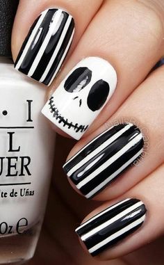 The idea of ​​Halloween nails is now very much needed every day since the holidays are coming. Have you come up with the weird look that you will be dealing with with your nails when the time is right? If you don’t have one, we’ve collected some special ideas that you might like.#fall #fallnailart #fallnaildesign #easynailartideas #naildesignideas #naildesignforfall #fallnailideas #halloweennailartdesign #halloweennailart #halloweennails #pumpkinnails Halloween Nail Art Easy, Black And White Nail, Black And White Halloween, Halloween Nails Diy, Kutek Disney, French Pedicure, Halloween Nails Easy, Nagellack Trends, Cute Halloween Nails