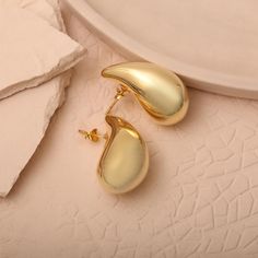 ✨ Elevate your accessory game with these stunning chunky drop earrings! Crafted from high-quality 925 sterling silver and beautifully finished with a luxurious gold plating, these earrings measure 3 cm in length and 14 mm in width.  ✨ Their unique drop shape adds a bold statement to any outfit, making them perfect for both everyday wear and special occasions. ✨ Let these earrings add a touch of elegance and shine to your style!   925 Sterling Silver / 14k Gold Plated ✨  Gift packaging is made ac Luxury Handmade Drop Plug Earrings, Elegant Chunky Chain Drop Earrings, Trendy 14k Gold-filled Drop Earrings, Artisan Silver Drop Plug Earrings, Chic 14k Gold-filled Drop Earrings, New Fashion Earrings, Chunky Earrings, Stud Earring, Earring Gifts