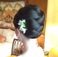 Cute Everyday Hairstyles, Sanggul Modern, Hair Styels, Short Hair Hacks, Bridal Hair Buns, Thai Wedding, Indian Wedding Hairstyles, Honey Hair, Bun Hair