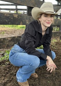 Corridos Aesthetic, Outfit Ranchero Mujer, Mexican Cowgirl Outfits, Cowgirl Aesthetic Outfit, Farmer Outfit, Farmer Girl, Female Farmer