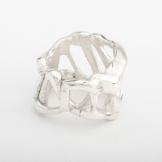 Cette bague "Wave" est fabriquée en argent sterling 925 dans mon atelier. La bague est fabriquée à la main en utilisant une technique de cire chaude puis coulée en argent pur à 92,5%. \n Le nom "Wave" est inspiré de la forme aléatoire créée par la technique de coulage. \n Avec son motif aléatoire, il suffit de tourner la position de la bague autour de votre doigt pour créer un look différent à chaque jour! 
 
 Matériaux: argent pur à 92,5% 
 
 Taille de la bague: 7.5 (Ceci est une création uniq Artisan Hand Cast Silver Rings, Handmade Silver Rings, Avant Garde Jewelry, Edgy Jewelry, Random Pattern, Dope Jewelry, Handmade Rings, Silver Jewelry Handmade, Silver Rings Handmade