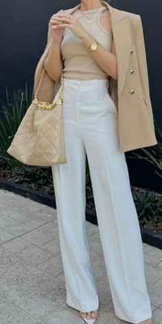 Summer Formal Outfits For Women, Business Chic Outfits Professional Women, White Trousers Outfit Casual, Pantalon Blanco Outfit, Professional Summer Work Outfits, Outfit Elegantes, Professional Outfits Women, Business Outfits Women