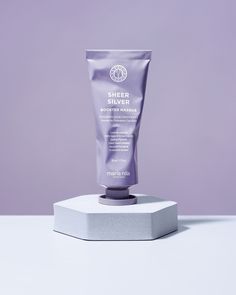 Little time, great results. This is a deeply nourishing finishing treatment with violet pigment that neutralizes brassy tones and leaves your hair soft and lustrous in just 3 minutes. Replaces hair mask and conditioner. Sheer Silver has a fruity and floral scent of jasmine, orange and grapefruit. Neutralizes brassy tones Fast-acting Replaces conditioner & hair mask 10 times more active ingredients than in our hair masks 50% more fragrance than in our hair masks Hair Volume Powder, Maria Nila, Spa Time, Cleansing Powder, Silver Shampoo, Dry Curly Hair, Color Conditioner, Shampoo For Curly Hair, Cleansing Shampoo