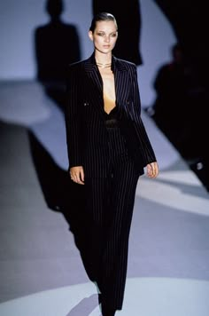 Gucci 1995, 90s Fashion Show, Nineties Fashion, Tom Ford For Gucci, 90s Street Style, Gucci By Tom Ford, Gucci Runway, Moss Fashion, Models Outfits