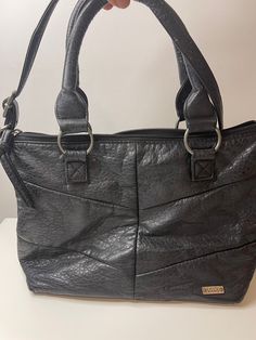 Authentic vans black leather purse, in great condition. This versatile purse can go everywhere with you. The leather is soft and the purse is just the right size for any event. Vans Vintage, Authentic Vans, Black Leather Purse, Vans Black, Leather Purse, Leather Purses, Purses And Handbags, Vintage Black, Shoulder Bags