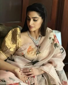 Blouses For Cotton Sarees, Blouse For Fat Arms, Zari Kota Sarees Pure, Sonam Kapoor Saree, Zari Kota Sarees, Saree Types, Sleeve Blouse Designs, Suchitra Sen, Saree Blouse Styles