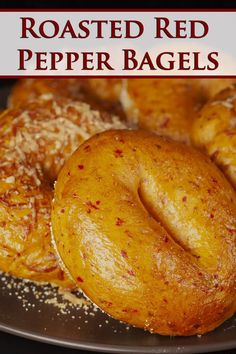 A plate of roasted red pepper bagels, some with Parmesan cheese on top. Multigrain Bagel Recipe, Gourmet Bagels, Bagel Spread Recipes, Pretzel Bagel, Bagel Flavors, Stuffed Bagels, Types Of Bagels, Gourmet Baking, Bagel Recipes