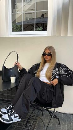 Foto Poses, Streetwear Fashion Women, Looks Style, Streetwear Outfit, Teen Fashion Outfits, Black Outfit