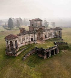 an old building in the middle of a field